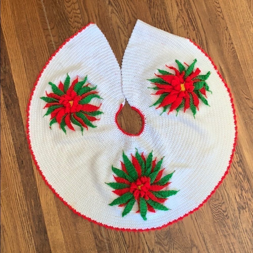Vtg crochet poinsettia Christmas tree skirt